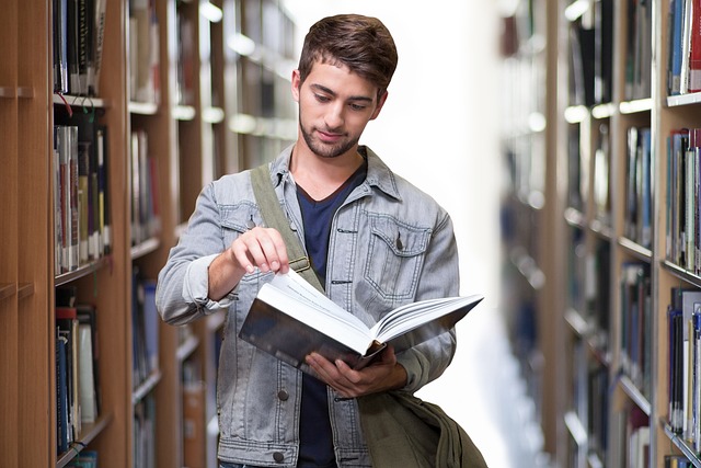 college-student-g9d82176b7_640